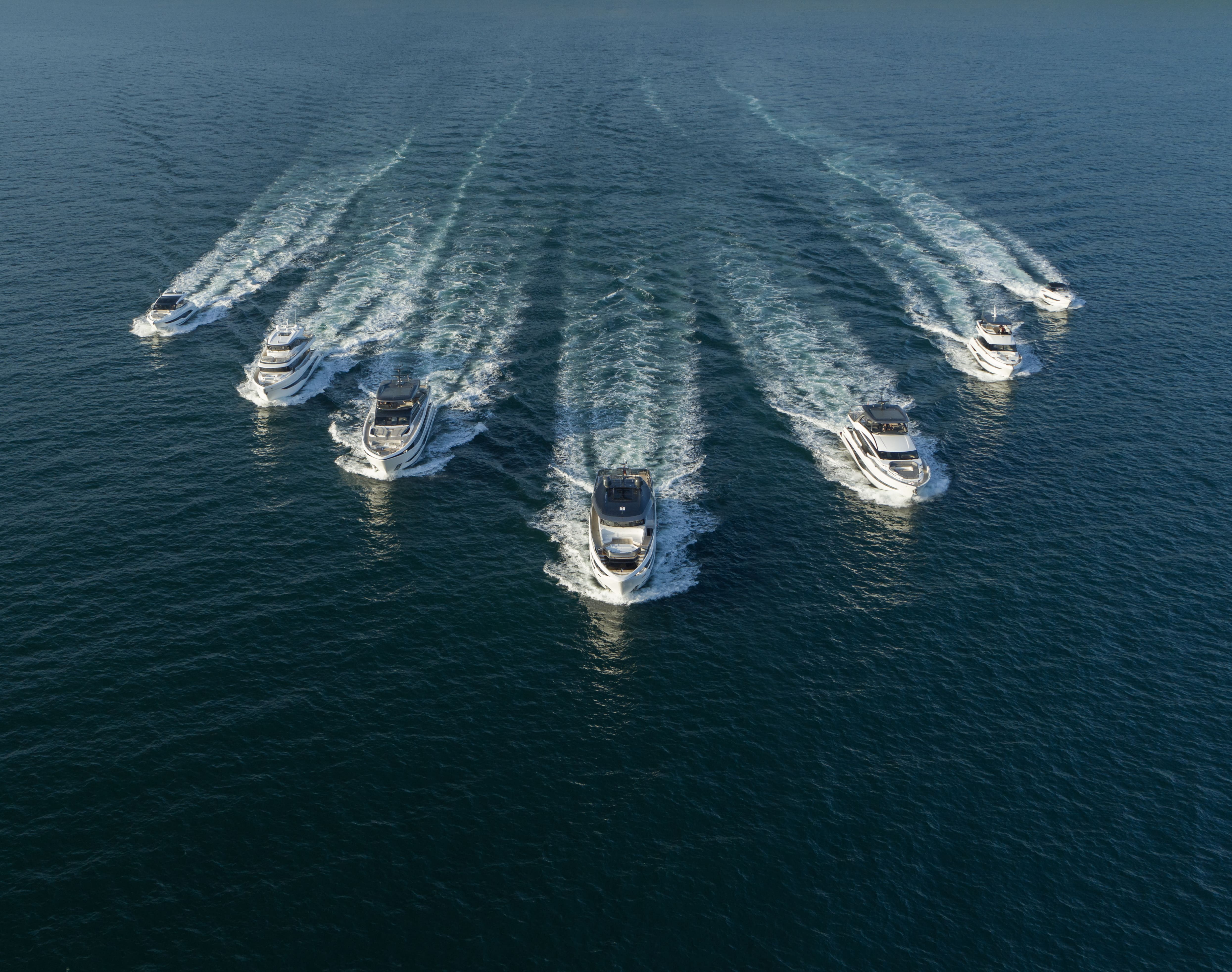 Visão de cima de uma embarcação no mar