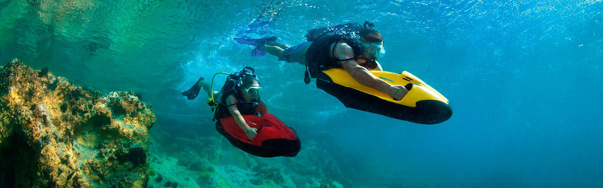 Foto de dois mergulhadores no mar